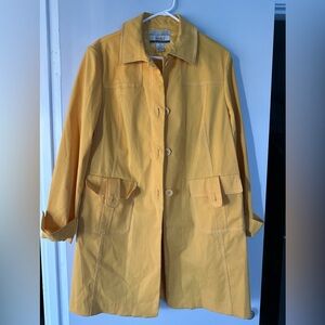Ladies trench coat. Stretch with pockets.